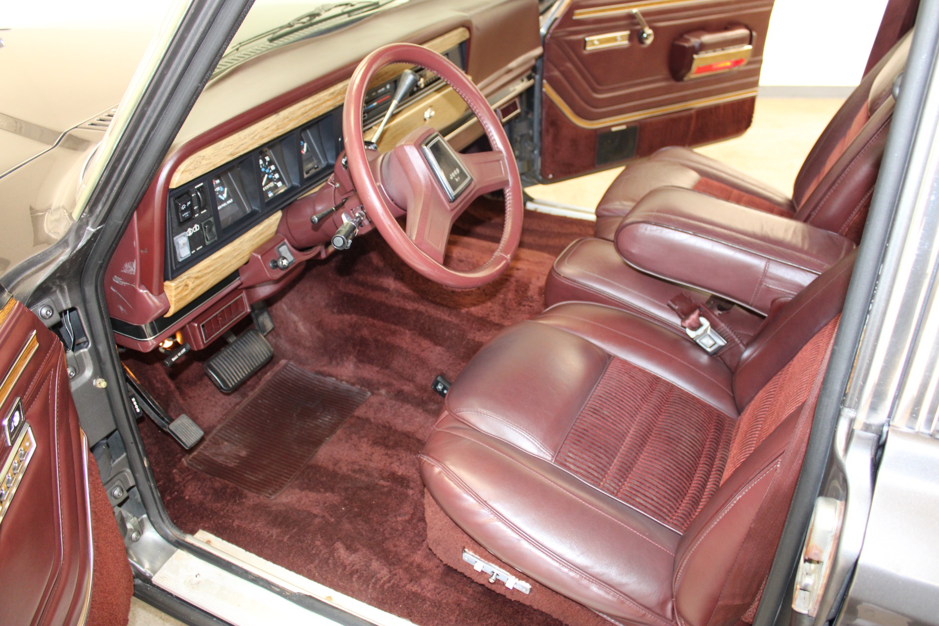 Used-1989-Jeep-Grand-Wagoneer-Collector